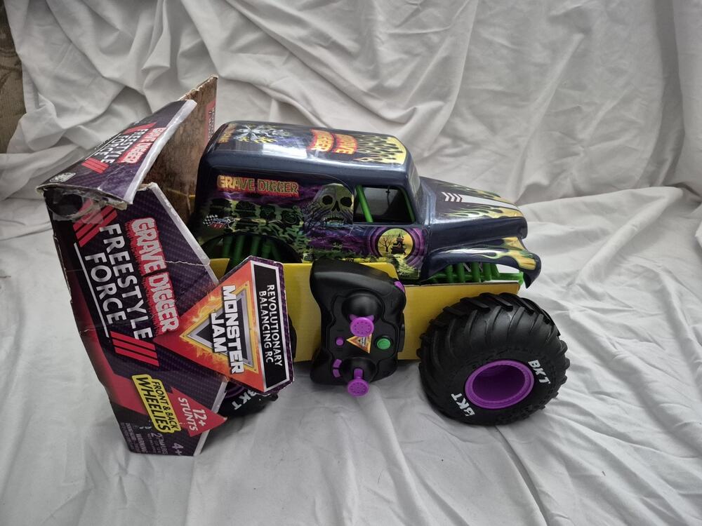 💥 NEW Monster Jam, Official Grave Digger Remote Control Monster Truck